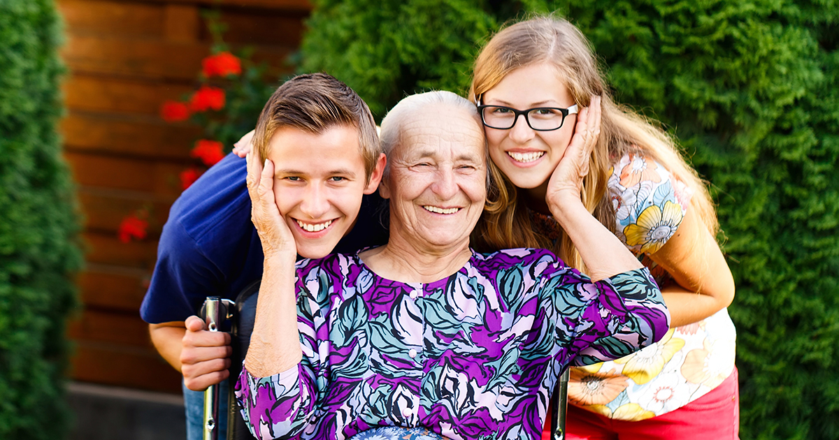Бабушки хотят молодых. Пожилые люди. Пенсионер инвалид. Пенсионеры с детьми и внуками. Пожилые и дети.